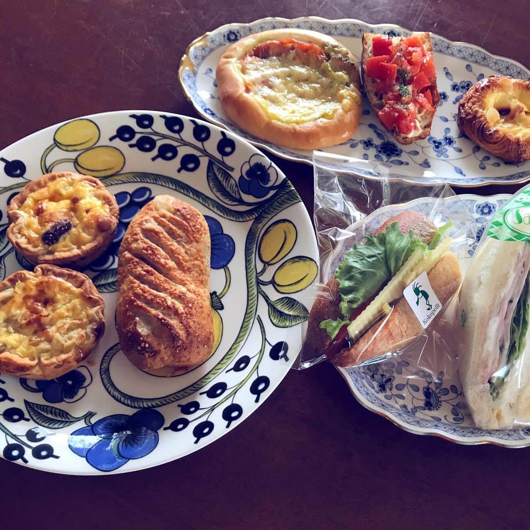 新田朝子さんのインスタグラム写真 - (新田朝子Instagram)「帰省するたびに行くパン屋さん。開店と同時に店の外に人が並ぶことも多く、とても人気。一番のお気に入りはキッシュ。焼きたてを実家で家族と食べました😌 . #北海道 #札幌 #帰省 #道産子 #北海道大好き #家族ごはん #昼はパン #人気店 #パン屋 #オススメ店 #パン好きな人と繋がりたい #Kokopelli #hokkaido #sapporo #hometown #lunch #bread🍞」6月29日 13時45分 - asako.nitta