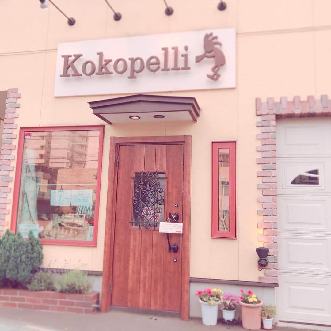 新田朝子さんのインスタグラム写真 - (新田朝子Instagram)「帰省するたびに行くパン屋さん。開店と同時に店の外に人が並ぶことも多く、とても人気。一番のお気に入りはキッシュ。焼きたてを実家で家族と食べました😌 . #北海道 #札幌 #帰省 #道産子 #北海道大好き #家族ごはん #昼はパン #人気店 #パン屋 #オススメ店 #パン好きな人と繋がりたい #Kokopelli #hokkaido #sapporo #hometown #lunch #bread🍞」6月29日 13時45分 - asako.nitta