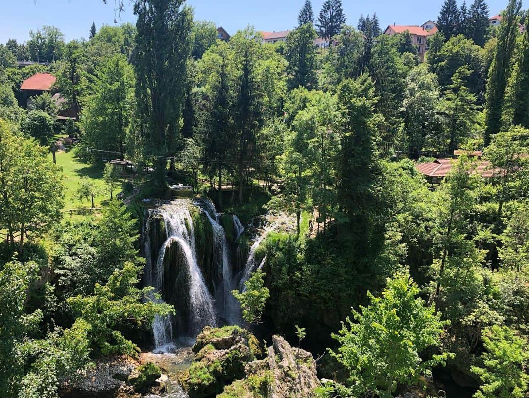 桐島かれんさんのインスタグラム写真 - (桐島かれんInstagram)「プリトヴィッツェ湖畔国立公園へ向かう途中に立ち寄ったラストケ村。村の家々の間を小川が流れ、大小いくつもの滝に囲まれた集落は、まるでおとぎの世界のようでした。 #ラストケ村 #クロアチア #Croatia」6月29日 13時37分 - houseoflotuskaren