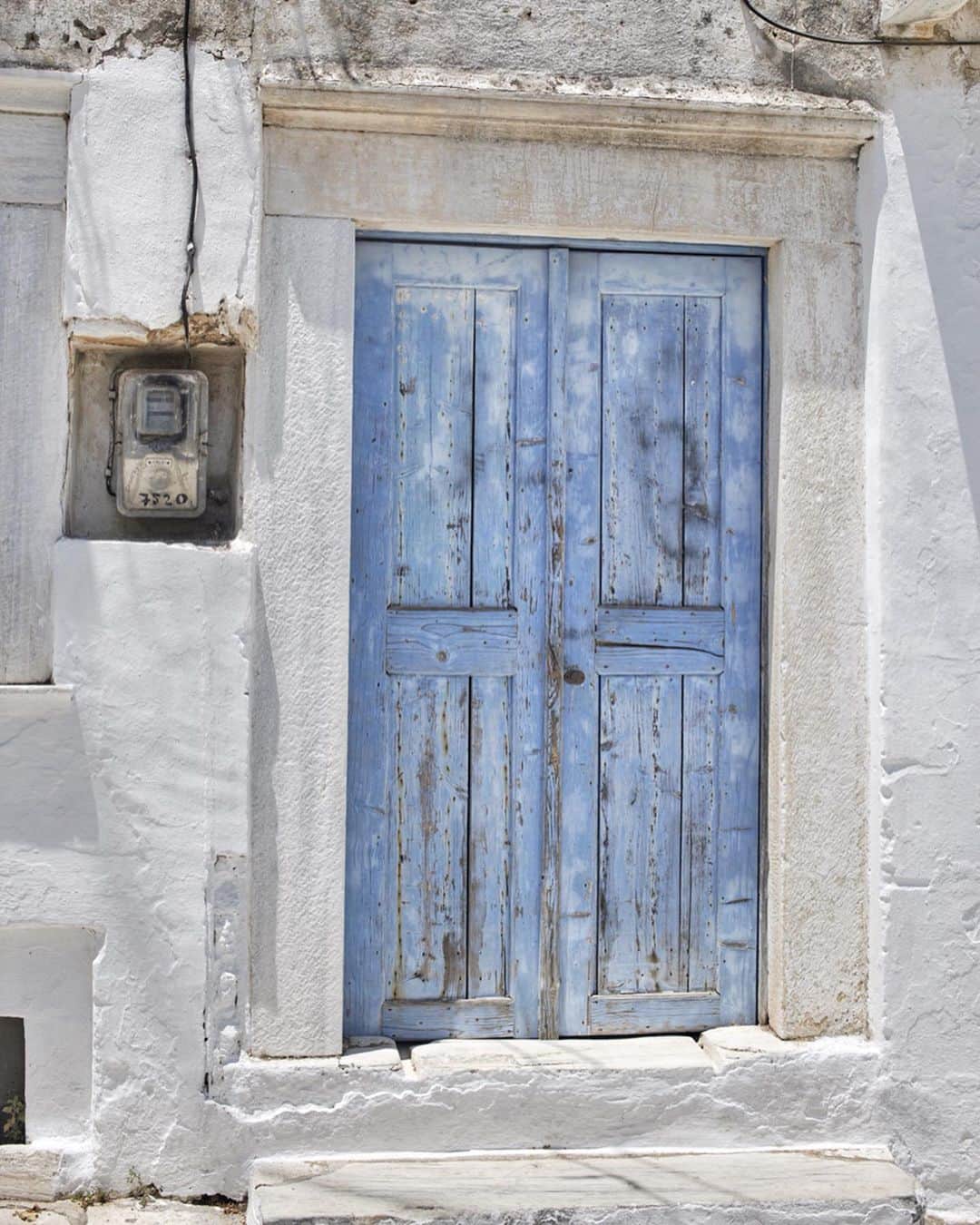ブルーナ・テノリオさんのインスタグラム写真 - (ブルーナ・テノリオInstagram)「Spent the afternoon walking around “The Marble Village”. 💘 Literally made of marble, Apeiranthos is one of the Naxos island’s prettiest mountain villages. #brunatakestheworld #Naxos #Greece #ootd #travel」6月29日 4時46分 - brunatenorio