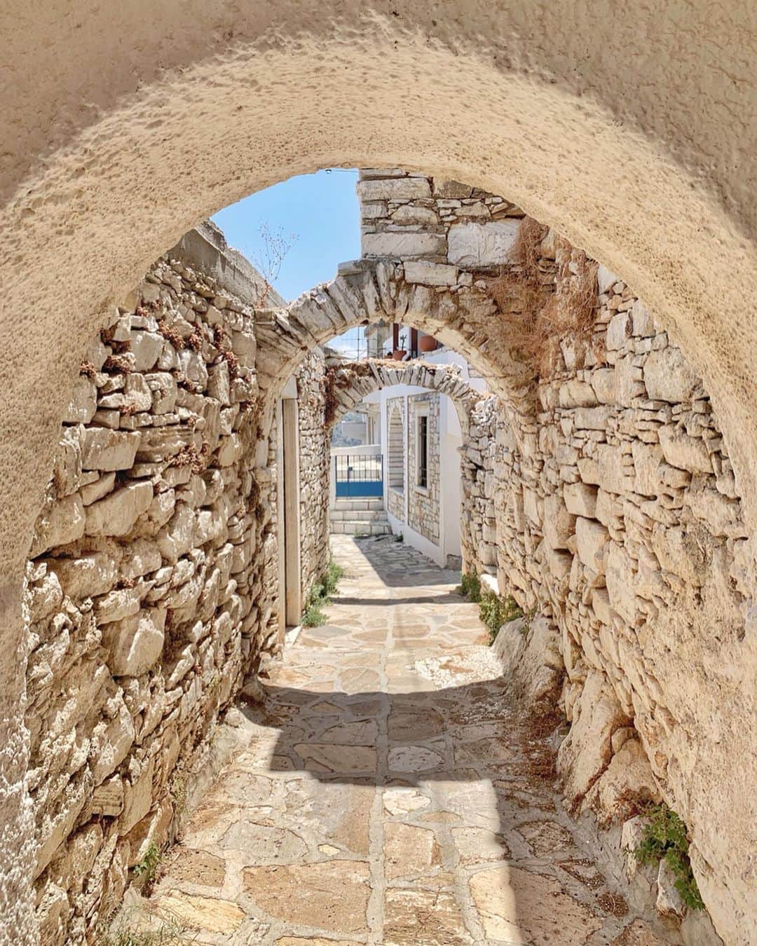 ブルーナ・テノリオさんのインスタグラム写真 - (ブルーナ・テノリオInstagram)「Spent the afternoon walking around “The Marble Village”. 💘 Literally made of marble, Apeiranthos is one of the Naxos island’s prettiest mountain villages. #brunatakestheworld #Naxos #Greece #ootd #travel」6月29日 4時46分 - brunatenorio