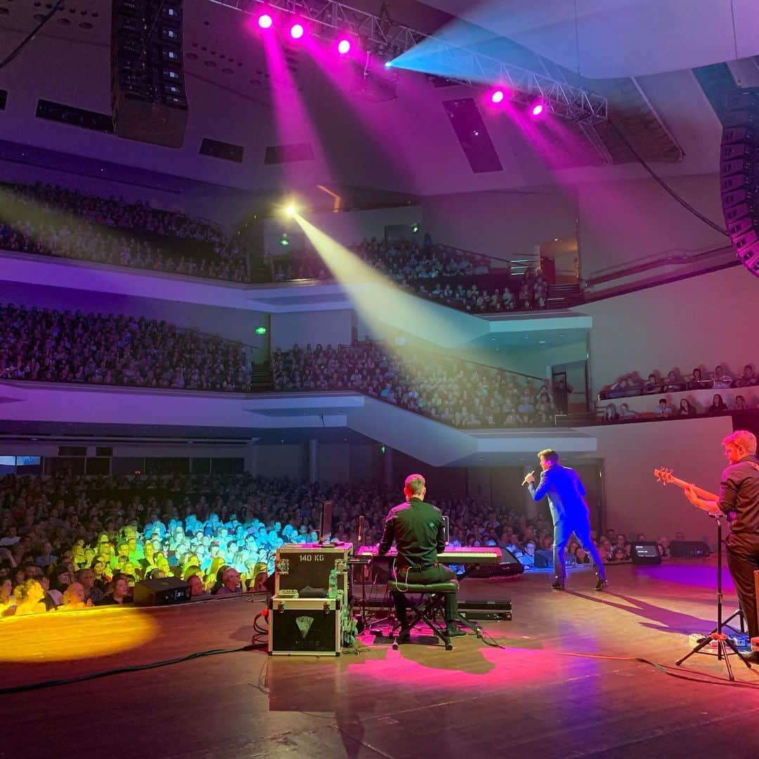 ジョン・バロウマンさんのインスタグラム写真 - (ジョン・バロウマンInstagram)「Celebrating #pride with #rainbow 🌈 lights on tour jb」6月29日 4時57分 - johnscotbarrowman