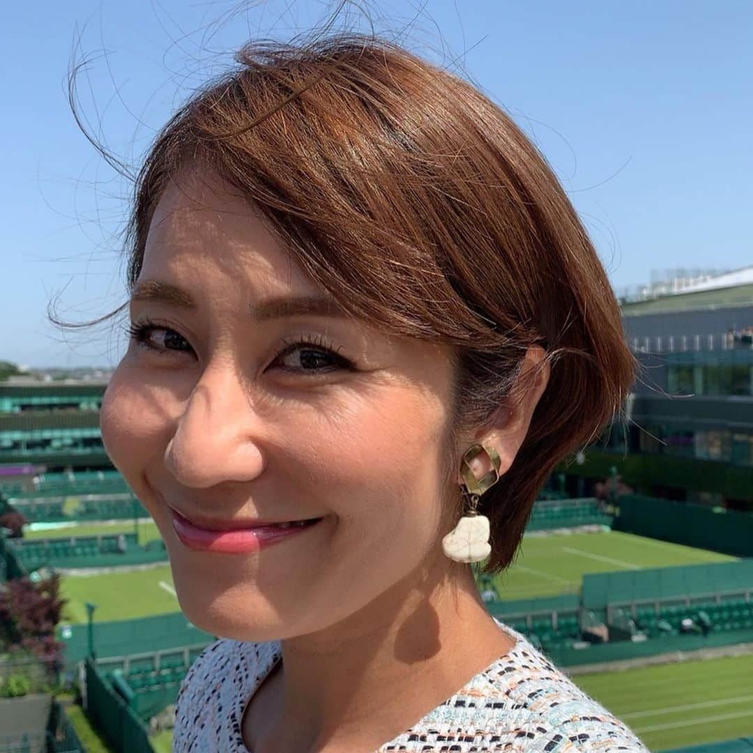 森上亜希子さんのインスタグラム写真 - (森上亜希子Instagram)「今日は6/30日のサンデースポーツの中で放送予定のインタビューを受けました。 大坂選手の事、錦織選手の事をお話しさせて頂きました。 お時間ございましたら是非ご覧ください。  ドローも決まっていよいよウィンブルドンが開幕するなという感じです！  頑張れ日本選手🇯🇵 そして、本日の衣装です。 Styling by @mari_takarada  #wimbledon #ウィンブルドン #nhk #サンデースポーツ #解説 #強風で髪の毛大荒れ  #tennis #テニス #tennisplayer #衣装 #hanaemorimanuscrit  #lachiave  #dressunreve  @hanaemori_manuscrit  @lachiave  @dressunreve」6月29日 4時58分 - akiko_morigami