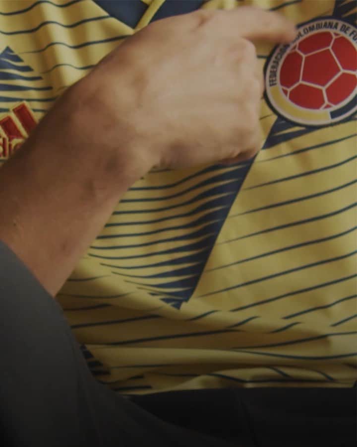 サッカー コロンビア代表チームのインスタグラム：「‪Listos para salir a defender la camiseta ❤🇨🇴. ¡Vamos Colombia! @d_ospina1 @wilkpo @jamesrodriguez10 @santiagoarias13 @yerrymina @cuadrado ‬ ‪@adidasco‬ ‪#DareToCreate‬ ‪#creadoconadidas‬」