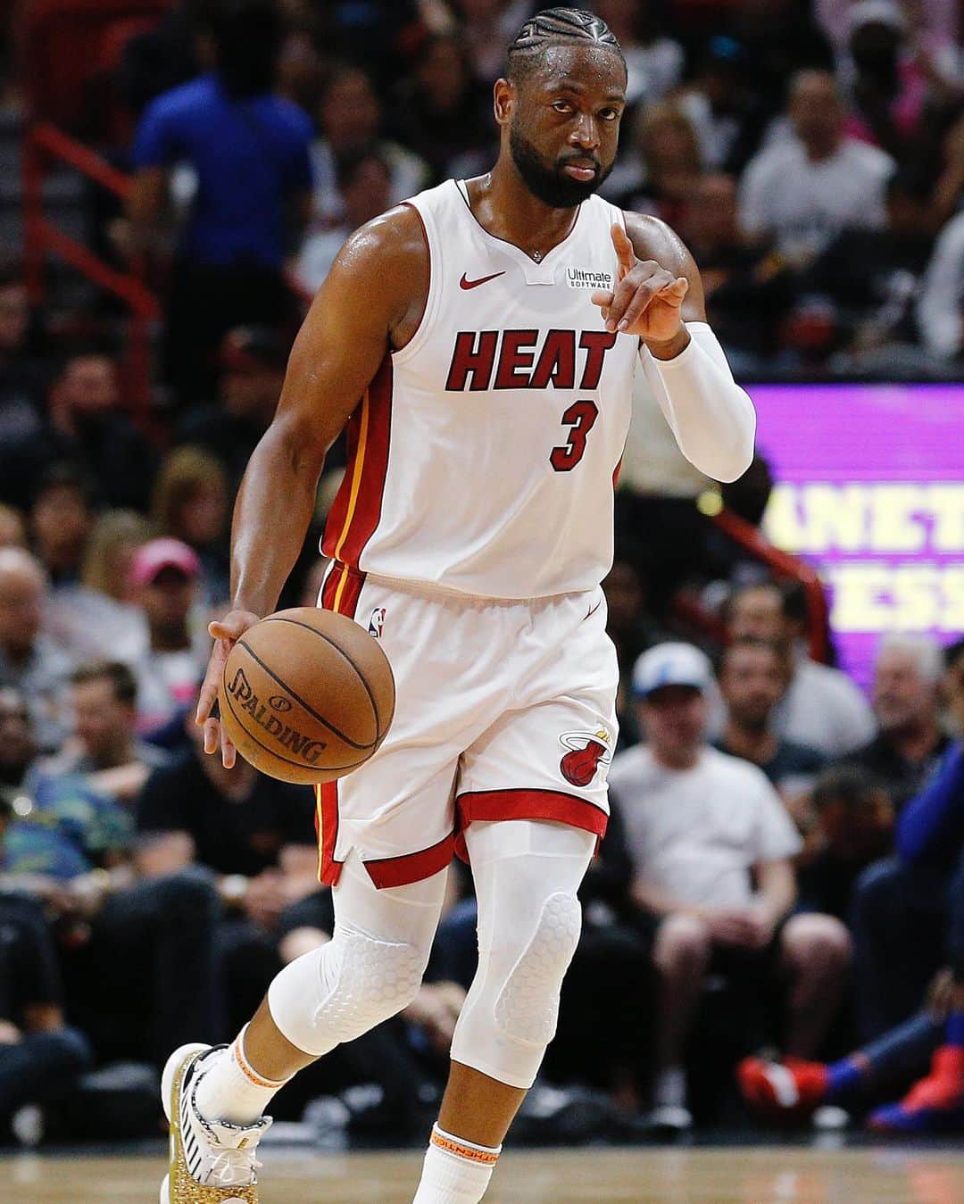 Miami HEATさんのインスタグラム写真 - (Miami HEATInstagram)「Join @DwyaneWade & special guests for his @celebritysportsacademy! July 6 & 7 featuring basketball, soccer & cheerleading for boys & girls ages 7-18. Use code HEAT to save 10% on camp registration, visit @celebritysportsacademy to learn more.」6月29日 5時07分 - miamiheat