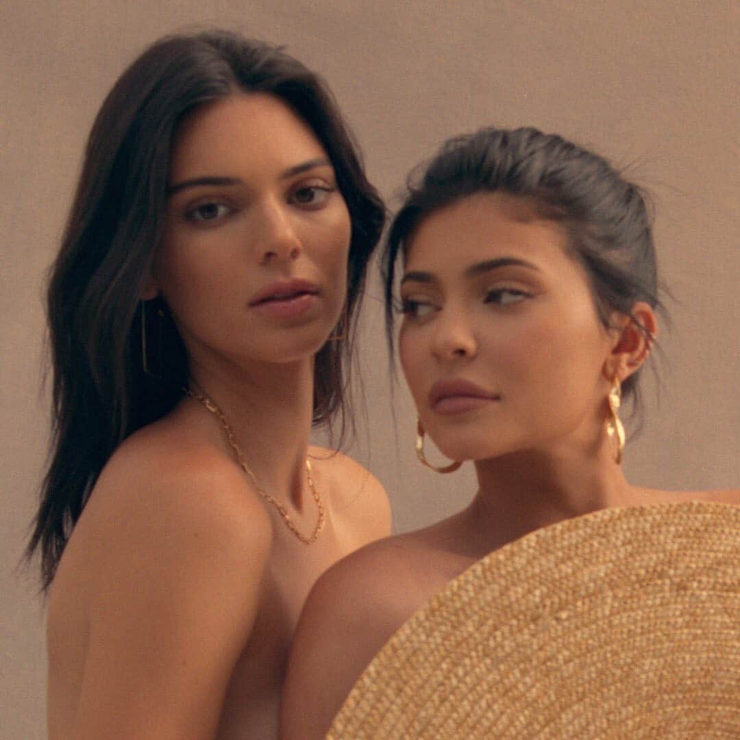KENDALL + KYLIEさんのインスタグラム写真 - (KENDALL + KYLIEInstagram)「New summer drop coming next week ✨ We want to thank everyone who made our shoot so incredible @sashasamsonova @gabiilioiu @makeupbyariel @cesar4styles @maryphillips @brittsully @danixmichelle @kalivbs @rpmcreative」6月29日 5時08分 - kendallandkylie