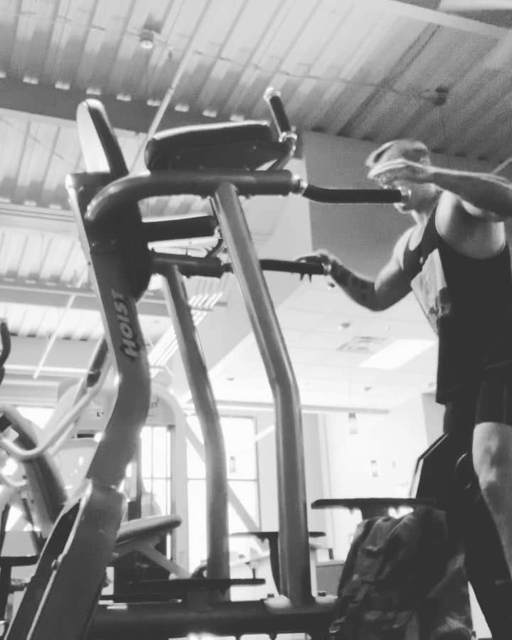 ザッキー・ヴェンジェンスのインスタグラム：「Another day 🌎 another PR 🏋🏻‍♂️ #dips #140lbs #fitness #musician #lifting #crossfit #letsmakeadifference #tattoos #heavyweight #palmsprings」