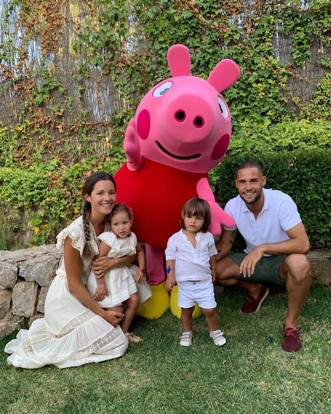 マリオ・スアレスさんのインスタグラム写真 - (マリオ・スアレスInstagram)「Hoy ha cumplido 3 años nuestra princesa Matilda y ha venido peppa pig 🐷 😍❤️🎂🎂 Te quiero con locura princesita !! 👸」6月29日 5時20分 - mariosuarez4