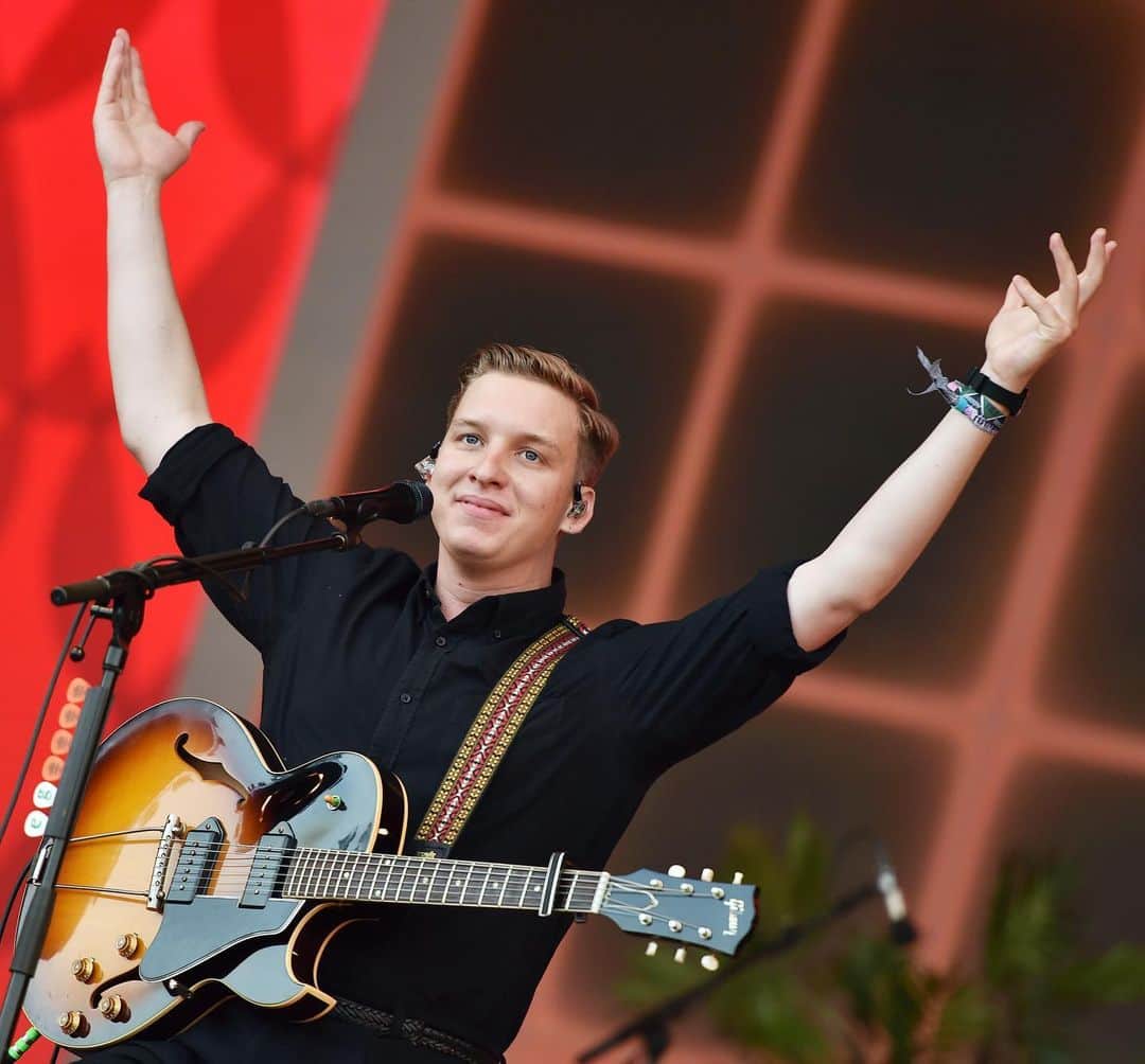 BBC Radioさんのインスタグラム写真 - (BBC RadioInstagram)「Not even a sprained ankle could kill the vibes on the Pyramid Stage for @george_ezra’s set 🙌  #glastonbury2019」6月29日 5時23分 - bbcradio1