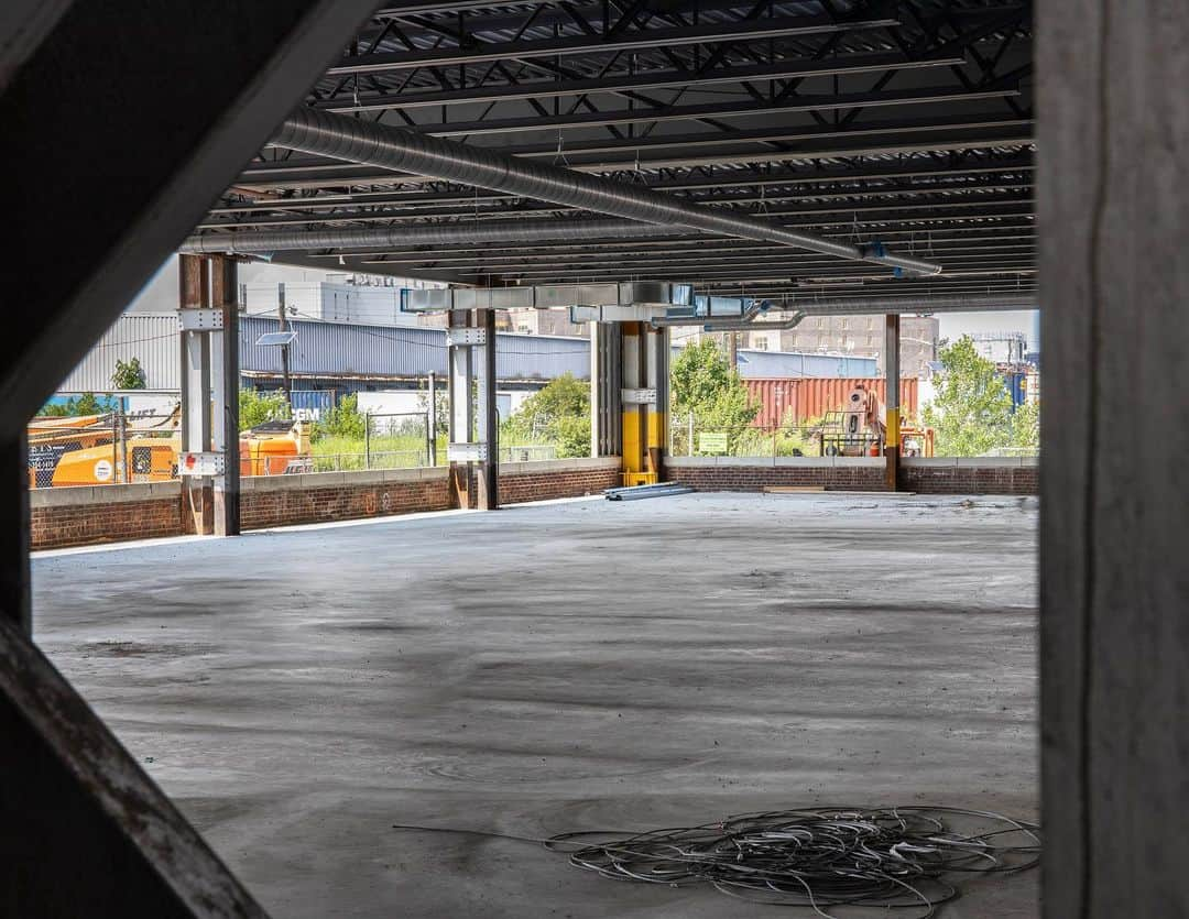 マーケス・ブラウンリーさんのインスタグラム写真 - (マーケス・ブラウンリーInstagram)「Early 2020 studio update: Concrete is poured. Internet being wired. HVAC in the ceiling 🤓」6月29日 5時29分 - mkbhd