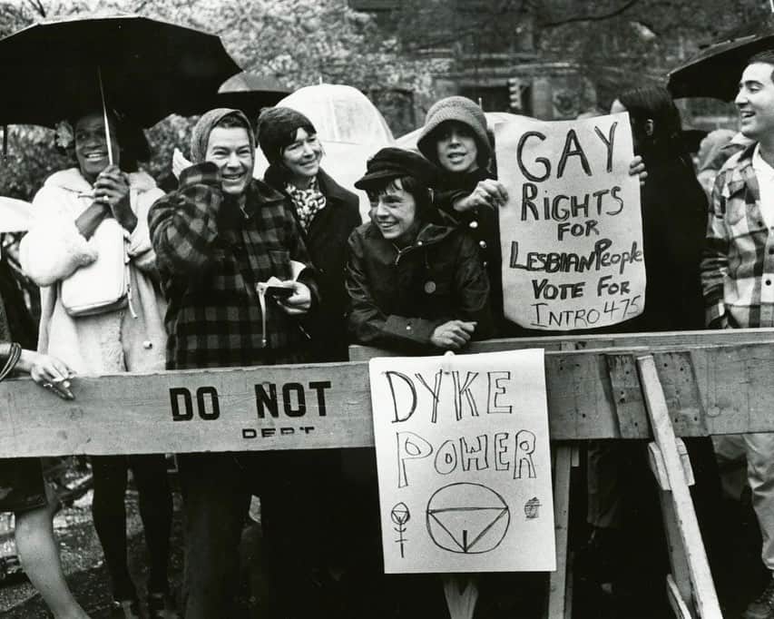 Giovanna Ewbankさんのインスタグラム写真 - (Giovanna EwbankInstagram)「CINQUENTA ANOS DE ORGULHOOO!!! ❤🧡💛💚💙💜Gente, hoje é um dia muuuito especial. São os 50 anos de #OrgulhoLGBT, meio século do marco do início da luta pelos direitos, a Revolta de Stonewall 🏳‍🌈 Em 28 de junho de 1969, a polícia invadiu um bar em Nova York chamado “Stonewall Inn” com enoooorme violência. Em especial contra as drag queens e pessoas trans. E essa não tinha sido a primeira vez em que as autoridades usavam da força para “limpar Nova York”, como gostavam de dizer. Foram aaaanos e anos de sofrimento calado e envergonhado. Mas naquele dia 28, naquela noite, tudo começaria a mudar 🌈 Marsha P. Johnson e Sylvia Rivera, muito afrontosas e maravilhosas, iniciaram a revolta transformando o que seria mais uma noite de truculência em um protesto pela própria vida, que durou uma semana!!! 🌈 E foi esse evento que deu origem às primeiras organizações e paradas pelos direitos LGBT nos EUA e, consequentemente, em todo o mundo!!! E hoje, 50 anos depois, estamos aqui para viver e celebrar o amoooooor!!!! 🏳‍🌈 Aproveite o dia para deixar tudo muito colorido, para espalhar todo orgulho de ser quem se é! Beije sua mina, beije seu boy, viva seu amor, livre, como VOCÊ quiser 💖 #pride #lgbt」6月29日 5時40分 - gioewbank