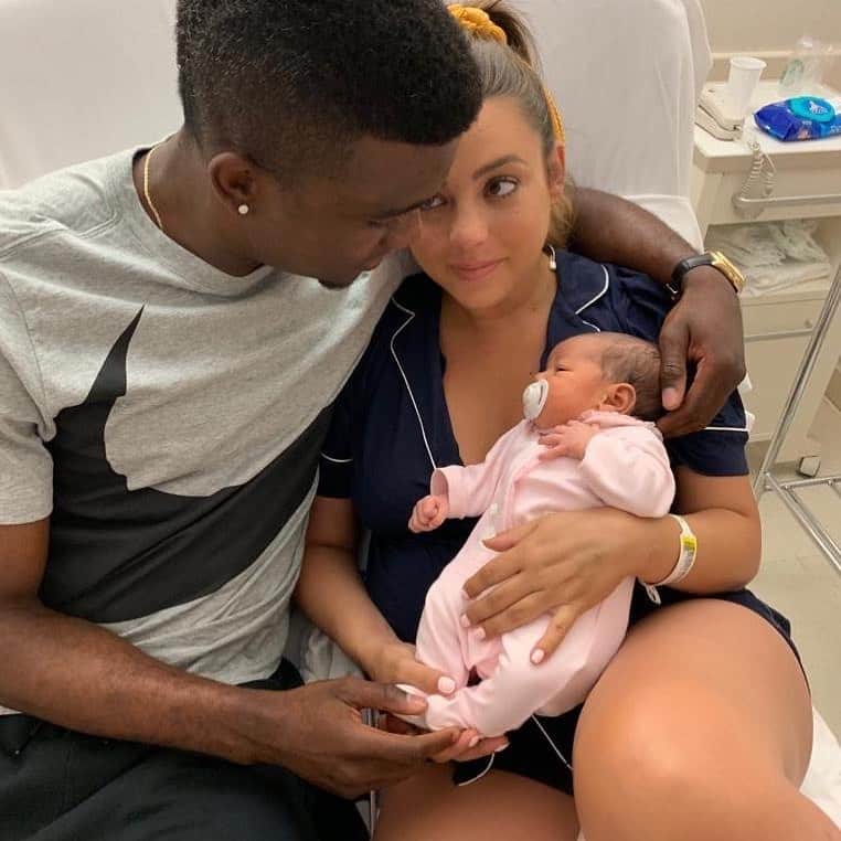 ジョン・コルドバのインスタグラム：「Ya está con nosotros nuestro amor bonito!!! Te amamos Isabella❤️😍😘」