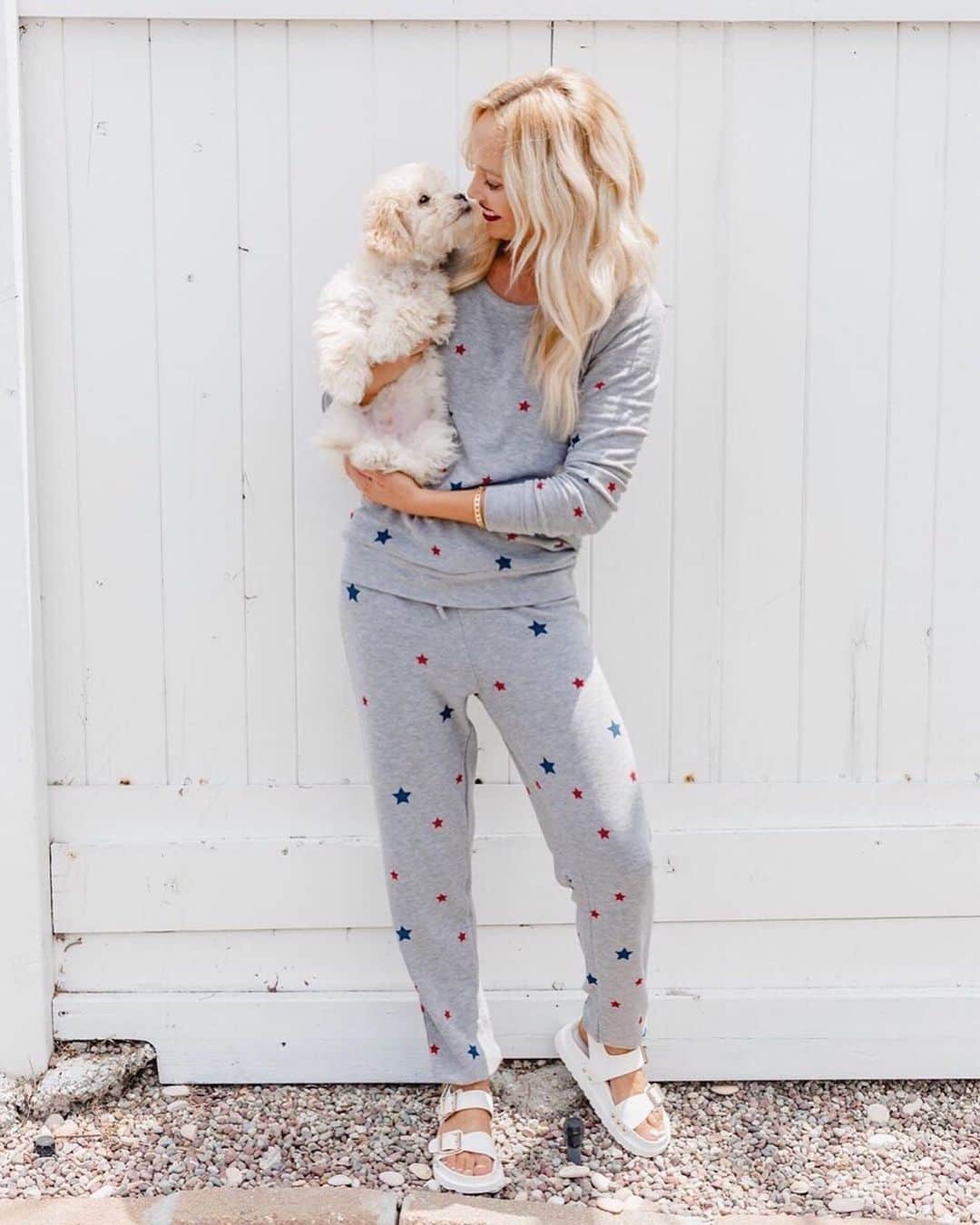 チェイサーのインスタグラム：「weekend calls for cute sweats & puppy cuddles😍💙🐶 @bethann.wagner」