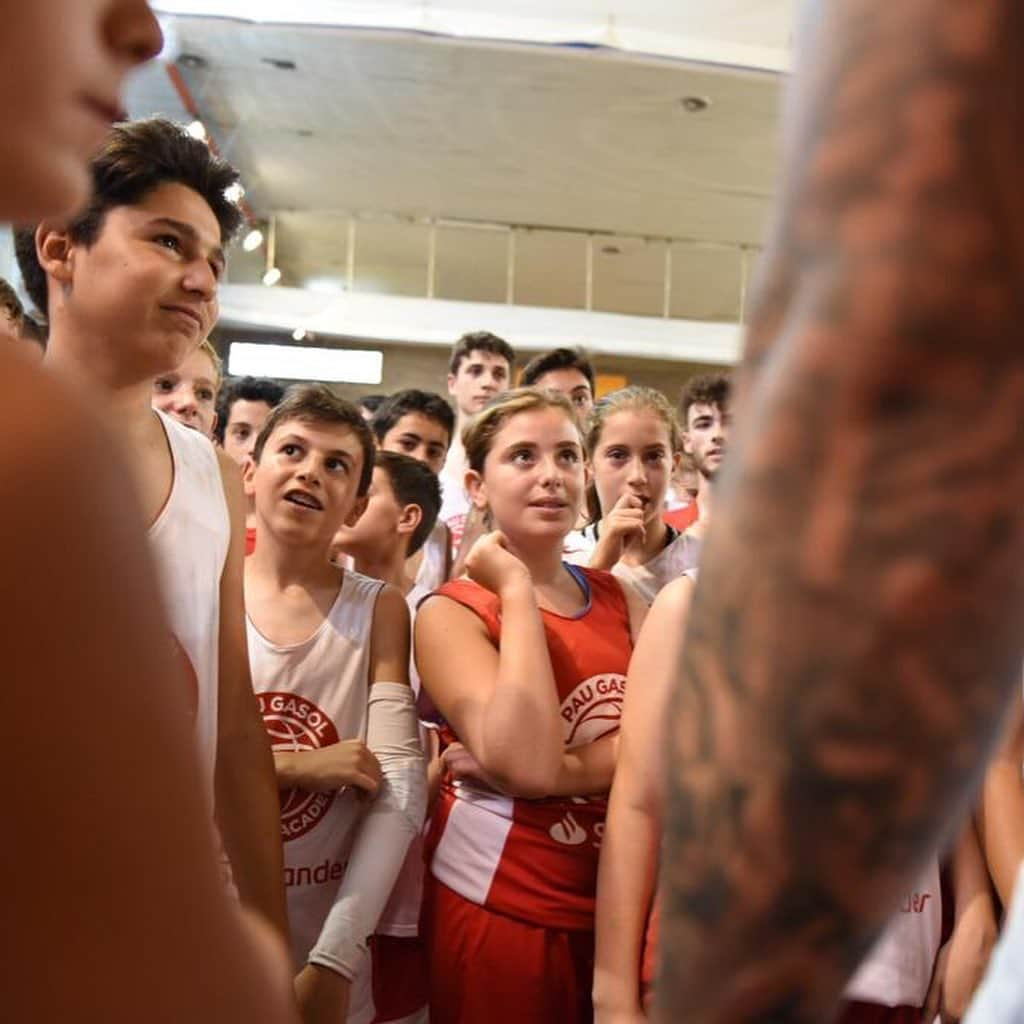 パウ・ガソルさんのインスタグラム写真 - (パウ・ガソルInstagram)「¡Qué caras de felicidad y de admiración ha dejado hoy @willyhg94 en la @PauGasolAcademy by @santander_es! Muchas gracias por visitarnos! 🙌🏼 Happy faces, full of admiration today for @jwillyhg94 in the @PauGasolAcademy by @Santander_es! Thank you very much for visiting us! 🙏🏼 🤩🏀」6月29日 5時57分 - paugasol