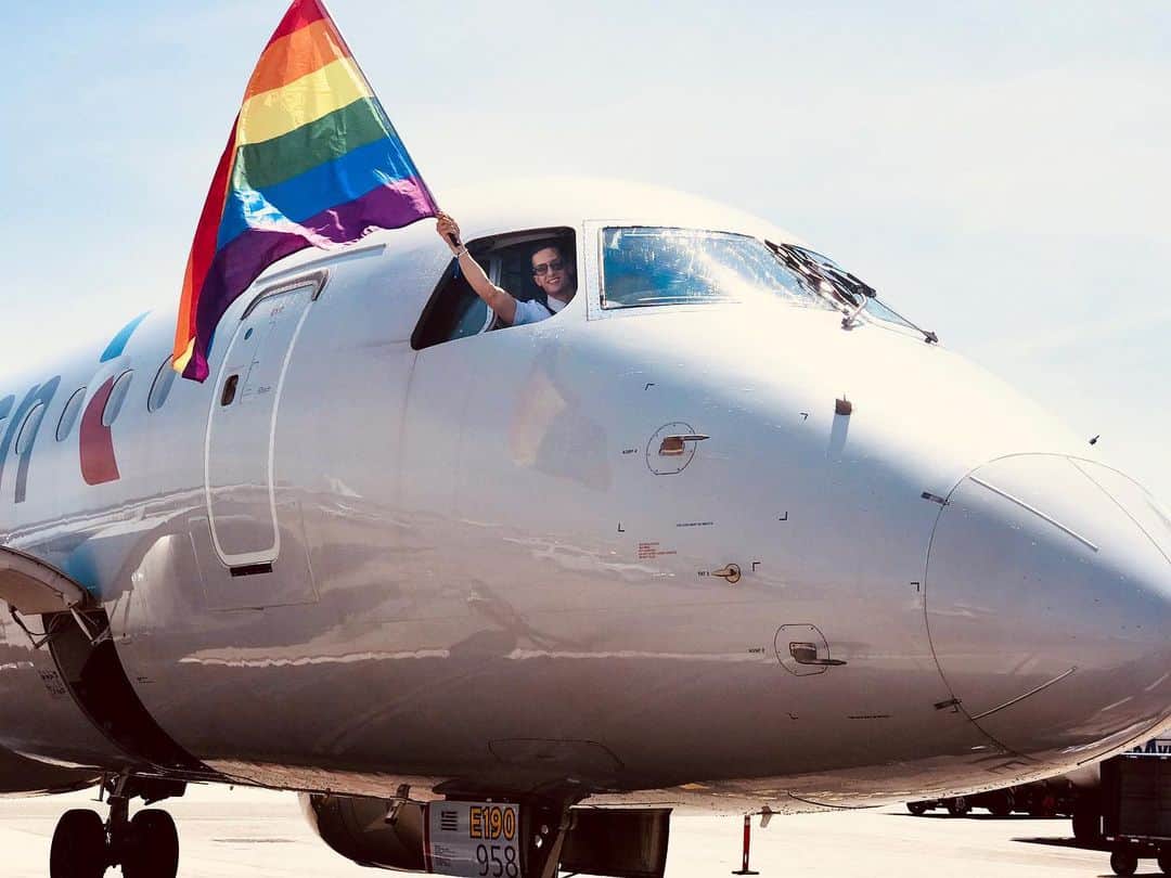 アメリカン航空さんのインスタグラム写真 - (アメリカン航空Instagram)「Our all-LGBTQ flight crew touched down at LGA today to celebrate #WorldPride in NYC! ⠀⠀⠀⠀⠀⠀⠀⠀⠀ ⠀⠀⠀⠀⠀⠀⠀⠀⠀ Swipe ➡️ for more! ⠀⠀⠀⠀⠀⠀⠀⠀⠀ ⠀⠀⠀⠀⠀⠀⠀ #ClearedForLove #LGBT #LGBTQ #Pride #PrideMonth #Pride2019 #Stonewall50 #AmericanAirlines #AmericanAir」6月29日 6時01分 - americanair