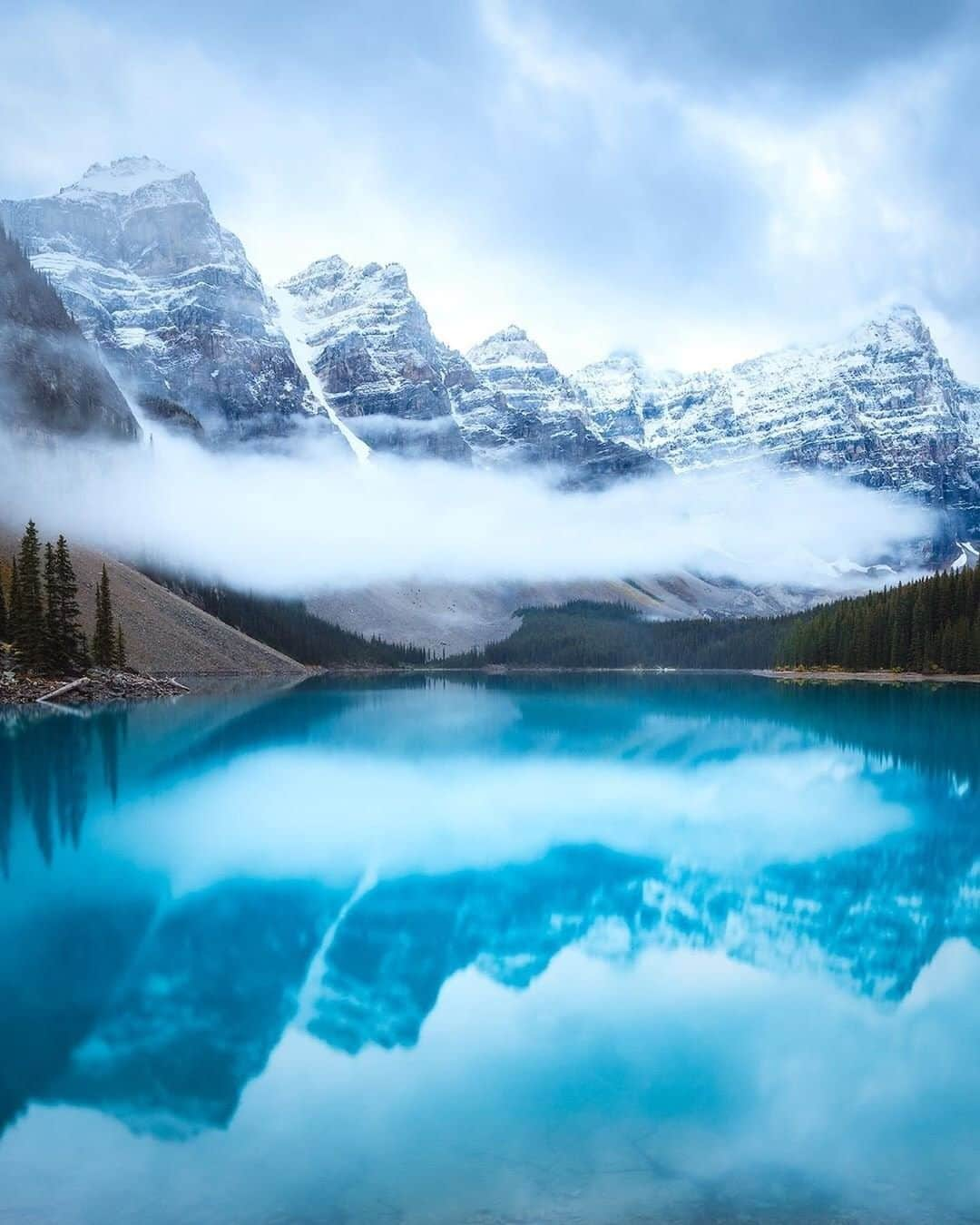 Travel + Leisureさんのインスタグラム写真 - (Travel + LeisureInstagram)「Dream weekend: Spending a weekend by Moraine Lake, exploring excellent hiking trails, incredible glaciers and wildlife. Find out why it's one of the best summer destinations for couples at our link in bio! #tlpicks courtesy of @reneeroaming」6月29日 6時11分 - travelandleisure