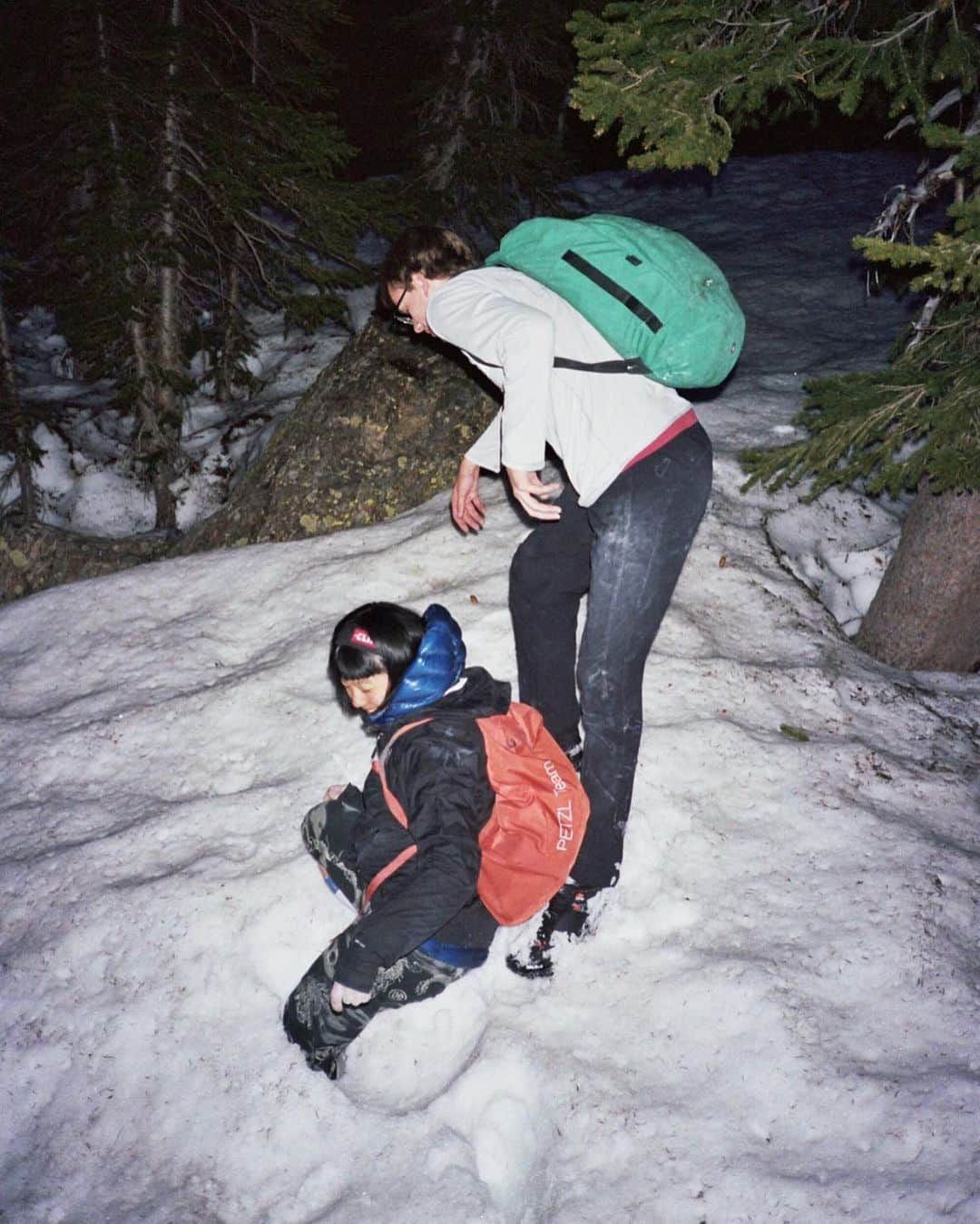 白石阿島さんのインスタグラム写真 - (白石阿島Instagram)「Funny story: had to get pulled out cuz my foot got stuck under a root in the snow on the way out ... the hike was hard when the rain took over and melted the snow that was solid the day before😑  film camera shots by @astronaut.4hire .  still can’t believe Brian hiked up to upper chaos with us in Converse shoes and survived :/ thank u for sharing your wool socks @bigtwig23 !! Life saver. Colorado was a good time. Also, I only grocery shop riding the carts now🛒」6月29日 6時14分 - ashimashiraishi