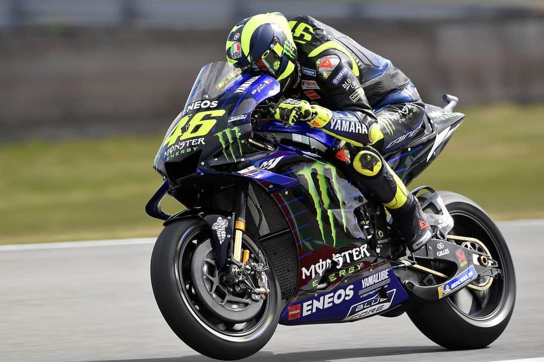 バレンティーノ・ロッシさんのインスタグラム写真 - (バレンティーノ・ロッシInstagram)「TT Circuit,Assen Friday,free practice 📸 @gigisoldano @jesusrobledo Tino Martino」6月29日 6時16分 - valeyellow46