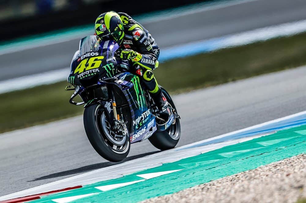 バレンティーノ・ロッシさんのインスタグラム写真 - (バレンティーノ・ロッシInstagram)「TT Circuit,Assen Friday,free practice 📸 @gigisoldano @jesusrobledo Tino Martino」6月29日 6時16分 - valeyellow46