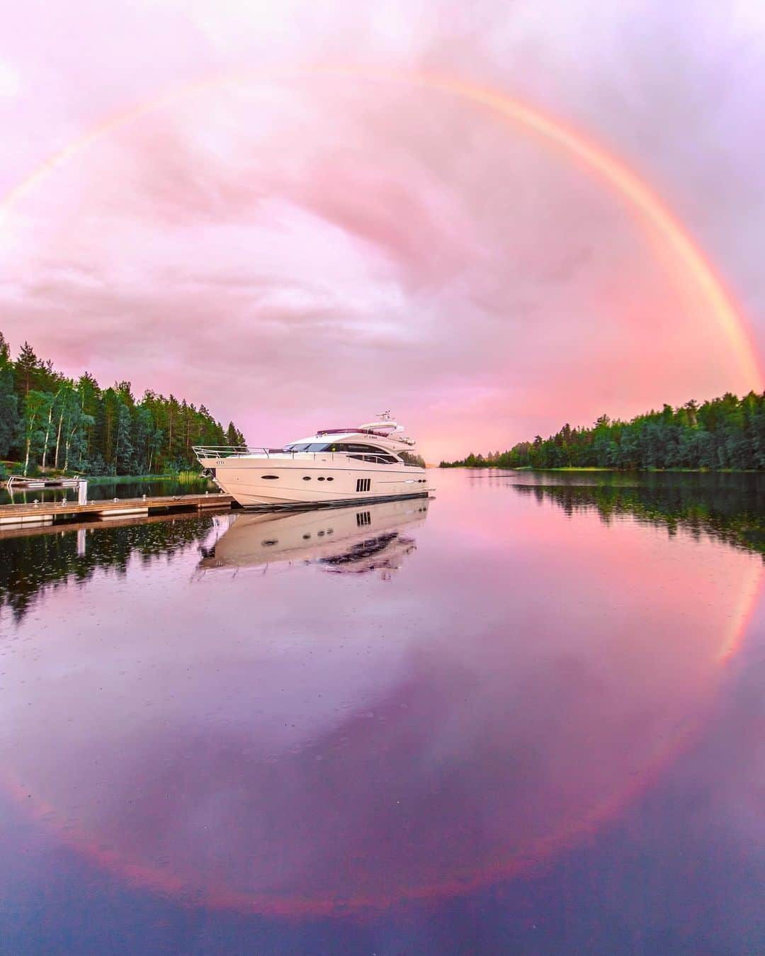 さんのインスタグラム写真 - (Instagram)「Always grateful for the rain and the storms and their unexpected gifts 🌈 . What a beautiful experience watching this rainbow and it’s reflection form a full circle in the super still water at @jarvisydan . Where in the world have you seen the most beautiful rainbows? 🌈 . #järvisydän #ourfinland #finland #visitfinland #rainbow #fullrainbow #sunset_pics #GLLSunsets #sunsetlovers #travelblogger #iamtb #beachesnresorts #wonderful_places #beautifuldestinations #tasteinhotels #hotelsandresorts #bestvacations #houseboat」6月29日 6時18分 - helen_jannesonbense