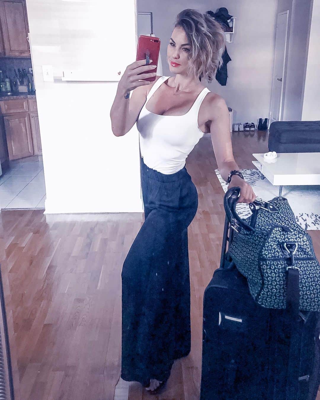 Anna Starodubtsevaさんのインスタグラム写真 - (Anna StarodubtsevaInstagram)「It’s been too long... ⠀Two weeks in NY is more than enough for me, time to check out some other cool places 😉. ⠀ What do you think about this look? Too much for the occasion or just on point? 🇷🇺🇷🇺🇷🇺🇷🇺. Целых две недели дома 🤪🤭,пора в путь дрогу ✈️. ⠀ Сегодня в сторис говорила про эмигрантов,которые приезжают в Америку с ожиданием ничего не делать, но при этом много получать.Тема оказалась популярная,ибо Директ забит комментариями. Я вижу очень много людей,которые приезжают сюда и приносят свой уклад вместе с собой и даже не стремятся что-то менять,английский не учат,культуру не познают,ничем не интересуются,а смысл тогда приезжать в страну,полную возможностей и застревать в своём маленьком мирке,боясь выйти из зоны комфорта. ⠀ Когда я приехала в НЙ, мой английский был очень так себе( хреновый 🤪)и мне было очень страшно и некомфортно разговаривать местными,ибо звучала я как тупаЯ блондинка, которая не пронимала каждое второе слово. И были и насмешки и сарказм и критика,терпела и шла дальше.И тем не менее,я задалась целью и язык быстренько подтянула.В школы языковые я не ходила, ибо это утопия на мой взгляд,я просто много общалась на английском,читала книги и смотрела кино.Этого было вполне достаточно. Конечно,приходилось столько раз пересиливать страх и стыд, но это того стоило.Я очень горжусь тем что я эмигрантка и никогда этого не сковываю. ⠀ А вот некоторые дамы(скорее курицы) приезжают сюда и даже работать не хотят,но при этом с претензией такой,типа я тут такая королева,ща найду себе богатого американца и будет все зае..👌.Если честно не люблю таких телок,ибо портят репутацию нам,нормальным русским телочкам, которые не потеряли достоинства и все заработали трудом, умом и упорством а не п..й 🤷‍♀️🤦‍♀️. Если вы из себя ничего не представляете и ведёте паразитический и бесцельный образ жизни,ожидая что вам все дадут,хочу вас разочаровать,никому вы нахрен не нужны,тем более успешным обеспеченным мужчинам,которые предпочитают видеть рядом с собой такую же успешную и амбициозную Леди. Так что если вы приезжаете в Америку за американской мечтой,будьте готовы работать на своё будущее. ⠀ P.S. Сдаю квартиру в Бруклине на все лето Дешево. Кому интересно пишите в личку.」6月29日 6時36分 - anyastar