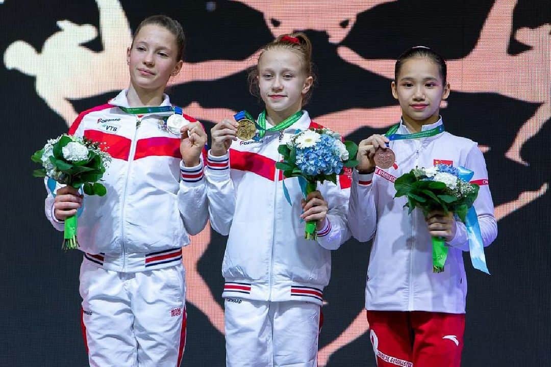 Inside Gymnasticsさんのインスタグラム写真 - (Inside GymnasticsInstagram)「Russia Rules! Russia forever has a place in the history books as the victor in the first-ever Junior World Championships. China earned silver and Team USA took bronze.  WOMEN’S TEAM  1. Russia (Elena Gerasimova, Viktoriia Listunova, Vladislava Urazova) 111.654 points  2. China (Ou Yushan, Guan Chenchen, Wei Xiaoyuan) 109.497 3. United States (Sydney Barros, Skye Blakely, Kayla di Cello) 109.380 WOMEN’S INDIVIDUAL ALL-AROUND 1. Viktoriia Listunova (Russia) 55.323 2. Vladislava Urazova (Russia) 55.298 3. Ou Yushan (China) 54.931 Photo FIG」6月29日 6時31分 - insidegym