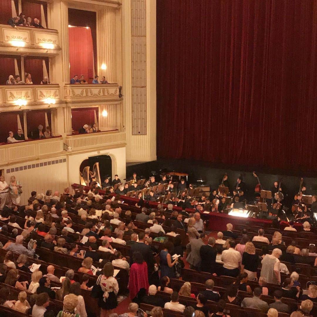 上野水香さんのインスタグラム写真 - (上野水香Instagram)「#ウィーン 歌劇場にて、ヌレエフガラ、観てきました。 盛りだくさん、すばらしい公演でした❣️#マニュエルルグリ さんも出演されていて#パトリックドバナ さんの作品を繊細にドラマチックに踊って、私たちを感動させて下さいました。出番を終えたら客席に駆けつけてその後の舞台を全力で応援しながら楽しんでいた姿も印象的でした。 監督としても、ダンサーとしても第一級💗本当にあこがれます😭  Thank you @manuel.legris for a incredible performance tonight (*´-`)💗🎫 He is fantastic.......!😭 Was so happy seeing him and #patrickdebana !!!」6月29日 6時32分 - mizukaueno