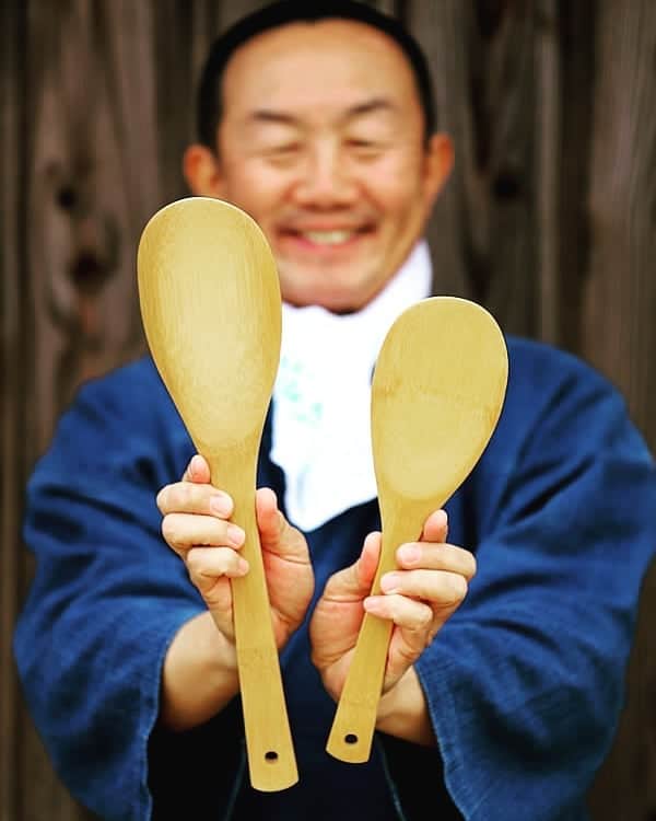 竹虎さんのインスタグラム写真 - (竹虎Instagram)「最近は糖質ダイエットなどもあってご飯を控え目にされている方も多いようですが日本人に馴染みの杓文字はどこのご家庭にもあるかと思います。なので、この竹を削りだして作った竹杓文字の大きさが普通でないことは良くお分かり頂けるのではないでしょうか？ .  杓文字は木製のものが一般的かも知れません。木の場合には大きな角材を切分けてから一本づつ削りだしていきますので比較的に材料調達も容易ではないかと思います。ところが中が空洞になっている竹の場合には厚みのある大きな杓文字を製作するとなると竹材選びから大変になるのです。 .  赤道直下を中心に成育している竹は元々熱帯系の植物で温かい場所を好みます。日本の竹の北限は温暖化によって今では函館あたりとも聞きます、けれどやはり寒い地方の竹は小振りです。山形県庄内地方に孟宗汁という郷土料理があって一度お伺いさせてもらった湯田川温泉などでは誰も彼もが「孟宗竹愛」があふれています。 .  その愛情に感じ入り、孟宗竹の美味しさにも驚いて竹林まで連れて行ってもらいましたが西日本の竹に比べるとかなり小さいと感じました。 .  ところが、そんな太い孟宗竹がスクスクと育つ四国や九州にあっても厚みのある材料を使うとなると元に近い個所になってしまいます。竹は元に近くなるほど節間が近くなっていますので竹杓文字を作るとこのように竹節が入るのです。 .  この竹節を好まない方もいるようですが果たしてどうでしょうか？人に節目が大切なうに、竹もこの節があるから強いのです。これからやってくるであろう台風の強風にも折れません。青竹踏みなど強度を保つために、わざわざ必ず二節を入れて作っているほどです。 .  お箸に天節があるように見た目の格好良さと竹ならではのデザインとしても節は格別です。クールです、本当に美しい、これぞ「Cool Japan」です。 .  #竹虎 #虎斑竹専門店竹虎 #山岸竹材店 #竹虎四代目 #TAKETORA #竹屋 #竹製品 #竹細工 #竹工芸 #竹 #bamboo #虎竹 #真竹 #青竹 #白竹 #淡竹 #孟宗竹 #杓文字 #Cool Japan #炊飯 #ごはん #キッチン雑貨 #台所用品 #カトラリー #料理皿 #食卓 #お茶碗」6月29日 6時46分 - taketora1894