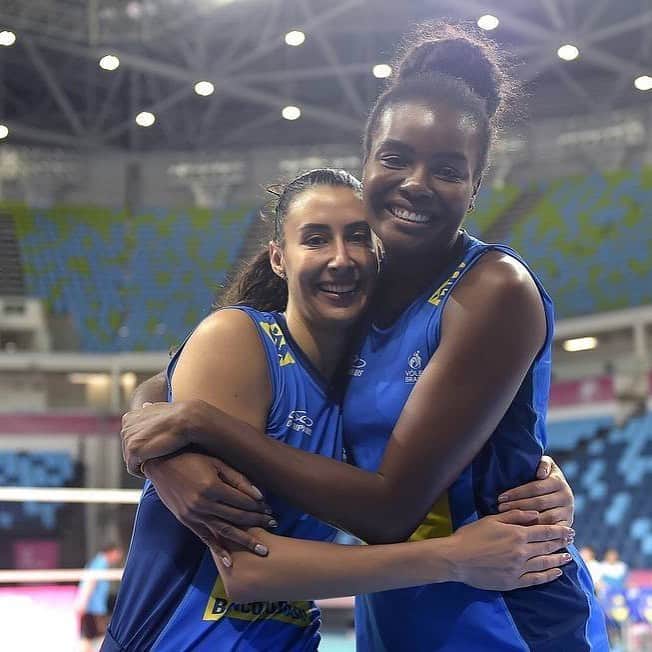 シェイラ・カストロのインスタグラム：「Feliz de ir pra Saquarema na segunda a convite da seleção pra recomeçar! Presentão de aniversário já que me apresento no dia do meu niver! E o melhor, voltando com minha grande amiga @fabiclaudino!!! #selecaobrasileira #seleçãobrasileiradevolei #selecaofeminina #recomeçar」