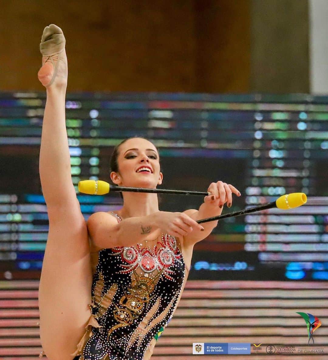 ナターリア・ガウジオのインスタグラム：「Hoje vamos com maças e fita... Segundo dia de competição aqui na Arena Carioca 3 no Rio de Janeiro!! Que Deus continue nos abençoando e iluminando em todas as apresentações!! Vamos em frente sempre!! 🔜🙏🏼✨💪🏼😍🤸🏼‍♀️❤️ #rhythmicgymnastics #focus #flexibility #clubs #faith #caixaesportes #cbg #competition #nationals #gymnast」