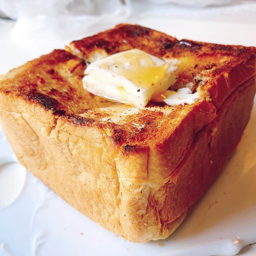 のインスタグラム：「厚切りバタートースト ❤︎ 大好き〜 ・ ・ フランスパンも大好きだけど、日本の食パン むっちりもちもち 年々好きになってる。笑 ・ ・ →2枚め動画) ハニー🍯はちみつがけ♪ ・ ・ ●パン/ KINOKUNIYA食パン ●バター/カルピス 発酵バター ●はちみつ/ はちみつdays みかん ・ ・ #パン#バタートースト#厚切りバタートースト #厚切りトースト #里井真由美 #1級フードアナリスト里井真由美 #ありが糖運動 #食パン#KINOKUNIYA」