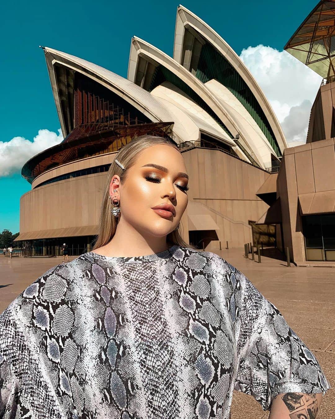 NikkieTutorialsさんのインスタグラム写真 - (NikkieTutorialsInstagram)「wearing a mask of makeup thicker than the Phantom of the Opera................. 👹🇦🇺✨ see what I did there? ... I’ll leave. 😅 GOODBYE SYDNEY, you were incredible! Hello Seoul! 🇰🇷」6月29日 6時54分 - nikkietutorials