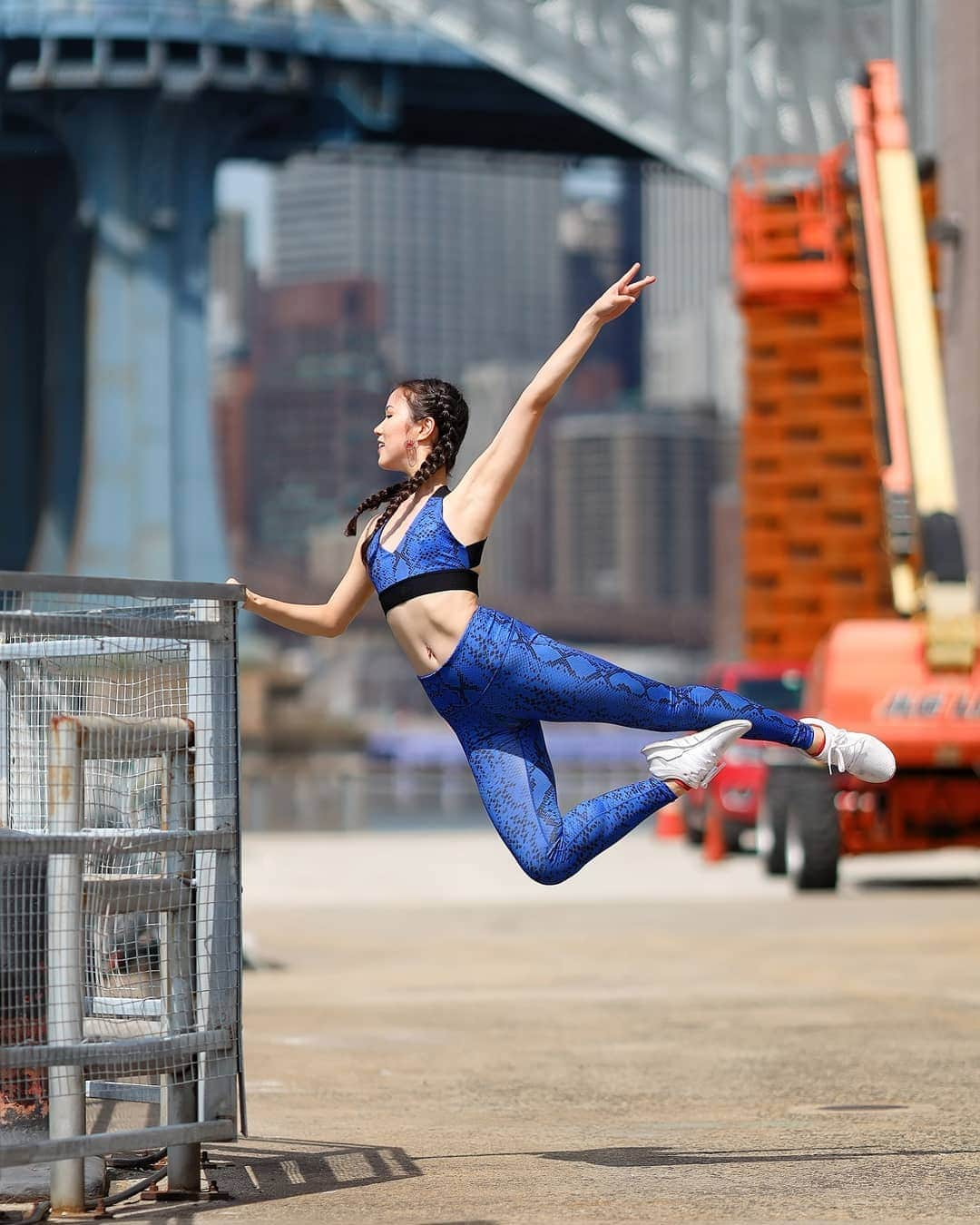 Lily Saito (齊藤莉理)さんのインスタグラム写真 - (Lily Saito (齊藤莉理)Instagram)「First shoot back in NYC was an absolute success! 💙 |📸 @dtufino_photo | Outfit from @noliyoga • #NoliYoga #LES #dance #ballet #nyc #newyork #photography」6月29日 6時52分 - lilysaito_