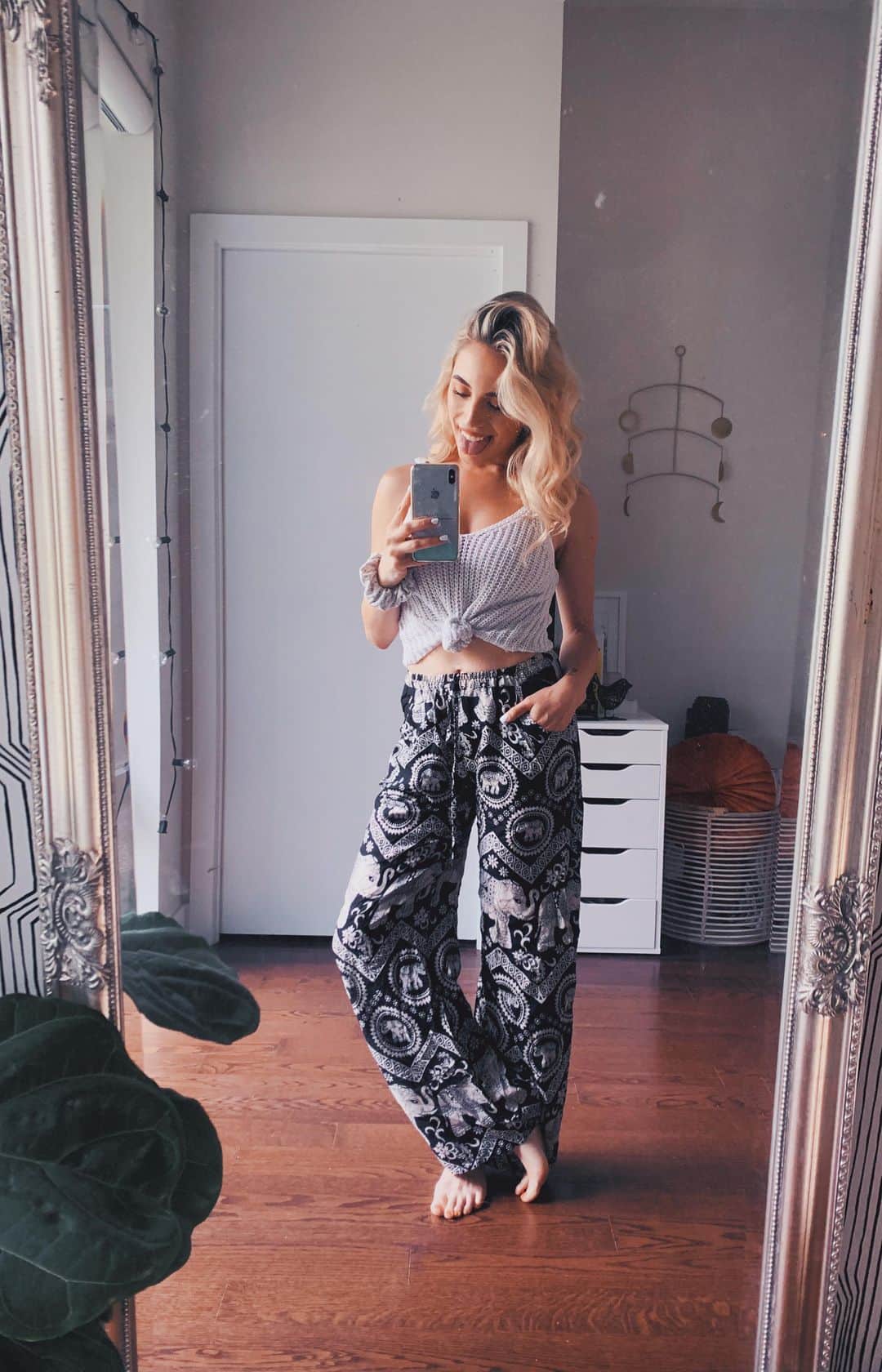 Kalyn Nicholsonのインスタグラム：「my go to easy quick stretches to break up work intervals ✨」