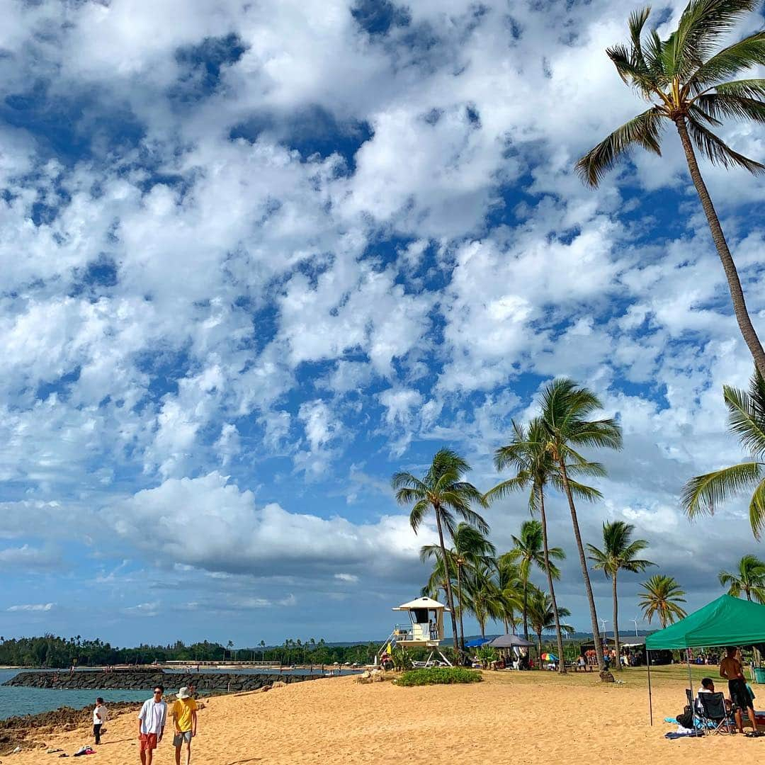 Belle Vie Hawaiiさんのインスタグラム写真 - (Belle Vie HawaiiInstagram)「ノースショアのハレイワ・アリイ・ビーチ🏖﻿ ﻿ ワイキキやアラモアナとは違う﻿ の〜んびりした雰囲気のビーチパークです🌴﻿ 時間までゆったり流れているよう💕﻿ ﻿ 皆さま、楽しい週末をお過ごしください😊﻿ ﻿ ﻿ ﻿ ﻿ ﻿ ﻿ ﻿ ﻿ #belleviehawaii #hawaii﻿ #waikiki #waikikibeach﻿ #aloha #honolulu﻿ #haleiwa #northshoreoahu﻿ #hawaiilife #honoluluhawaii﻿ #ハワイ #ベルヴィー﻿ #ハワイ旅行 #ハワイ好き﻿ #ハワイ大好き #アロハ﻿ #ハワイアン #ハレイワ﻿ #ハワイ土産 #ハワイ雑貨﻿ #ワイキキ #ワイキキビーチ﻿ #ホノルル #ハワイ生活﻿ #ハワイ好きな人と繋がりたい」6月29日 6時56分 - belleviehawaii