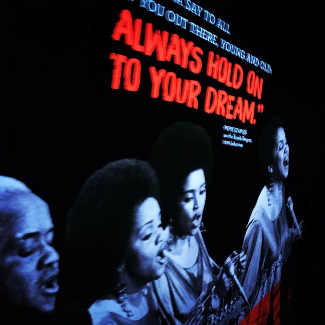 ヴィクター・ウッテンのインスタグラム：「“Always Hold On To Your Dream” the Staple Singers. #rockandrollhalloffame」