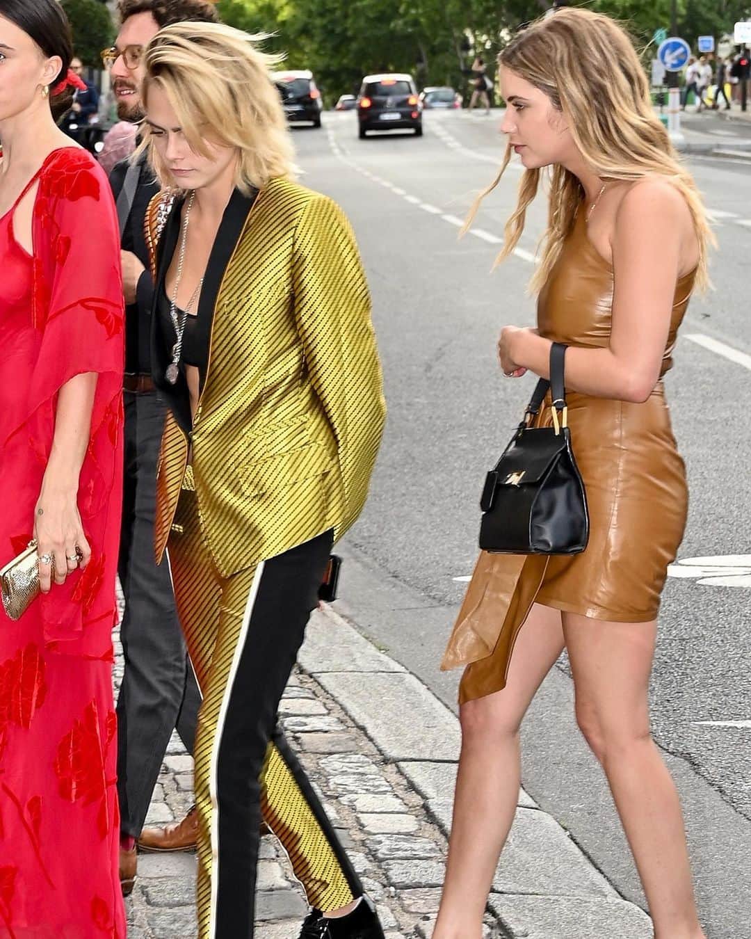 Just Jaredさんのインスタグラム写真 - (Just JaredInstagram)「@caradelevingne and @ashleybenson look so chic while arriving for Zoe Kravitz’s pre-wedding dinner. Tap this photo at the link in bio to see every celeb at the star-studded event. #AshleyBenson #CaraDelevingne Photo: Backgrid」6月29日 7時15分 - justjared