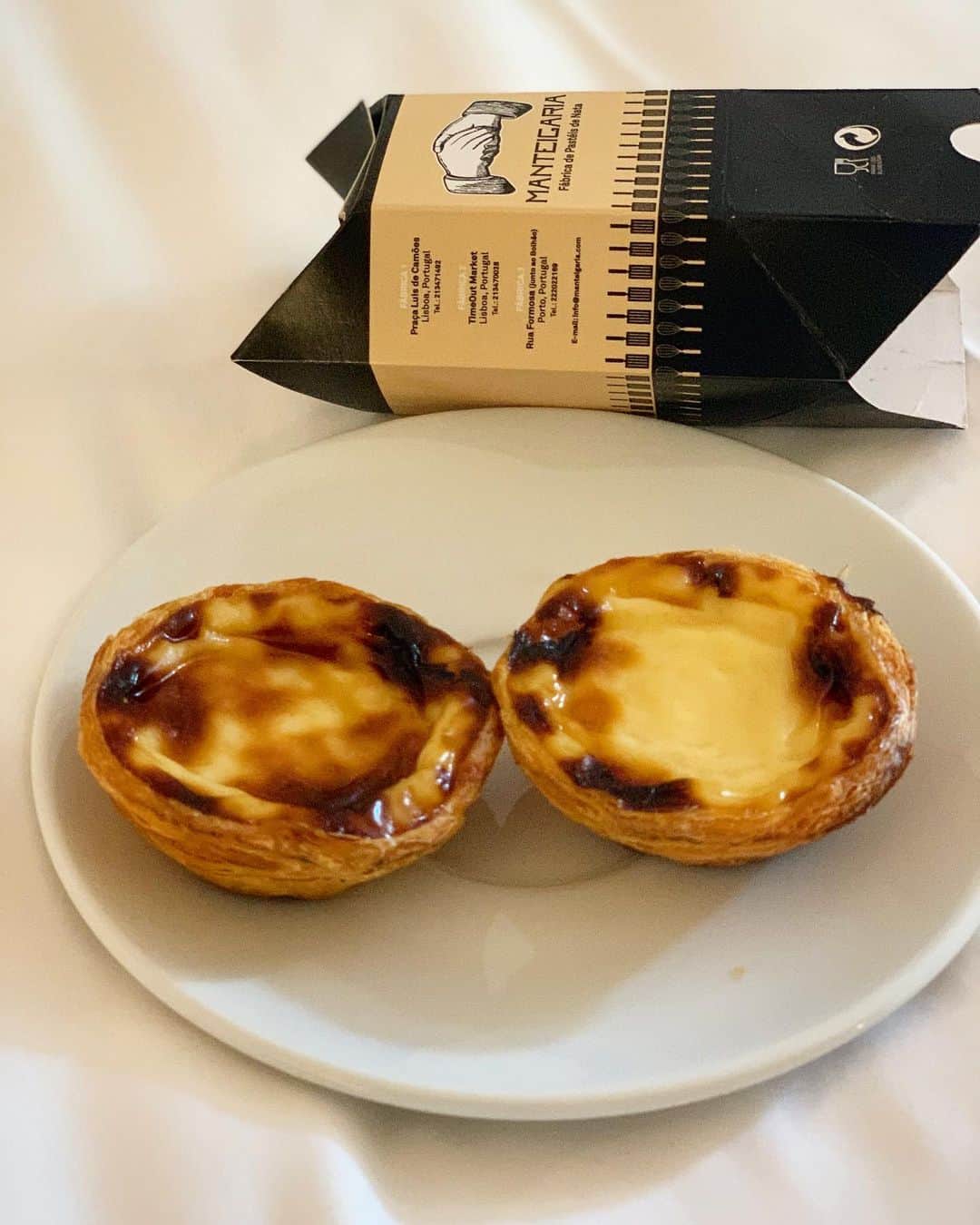 DOMINIQUE ANSEL BAKERYさんのインスタグラム写真 - (DOMINIQUE ANSEL BAKERYInstagram)「Breakfast in bed consists of yet more pasteis de nata - this time from Manteigaria. A bit sweeter than those from Belém, but creamier and more custardy.」6月29日 7時27分 - dominiqueansel
