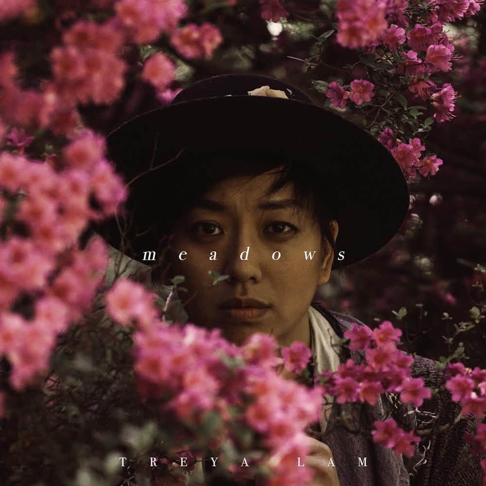 カーキ・キングのインスタグラム：「Over a year ago I released the album Good News by Treya Lam @treyalam on my Short Stuff label. It was an album that I produced and engineered and played on, and I am still very proud of it. Today we released a song called Meadows from the same recording session. The song features Derek Gripper @derek_gripper who is a guitarist after my own heart in that he plays the unexpected and doesn’t care what you think about it. I encourage you all to get the album (link in bio), as well as check out this song available now on most platforms. Treya you keep being the light that you are and doing what you’re doing. Love you.」