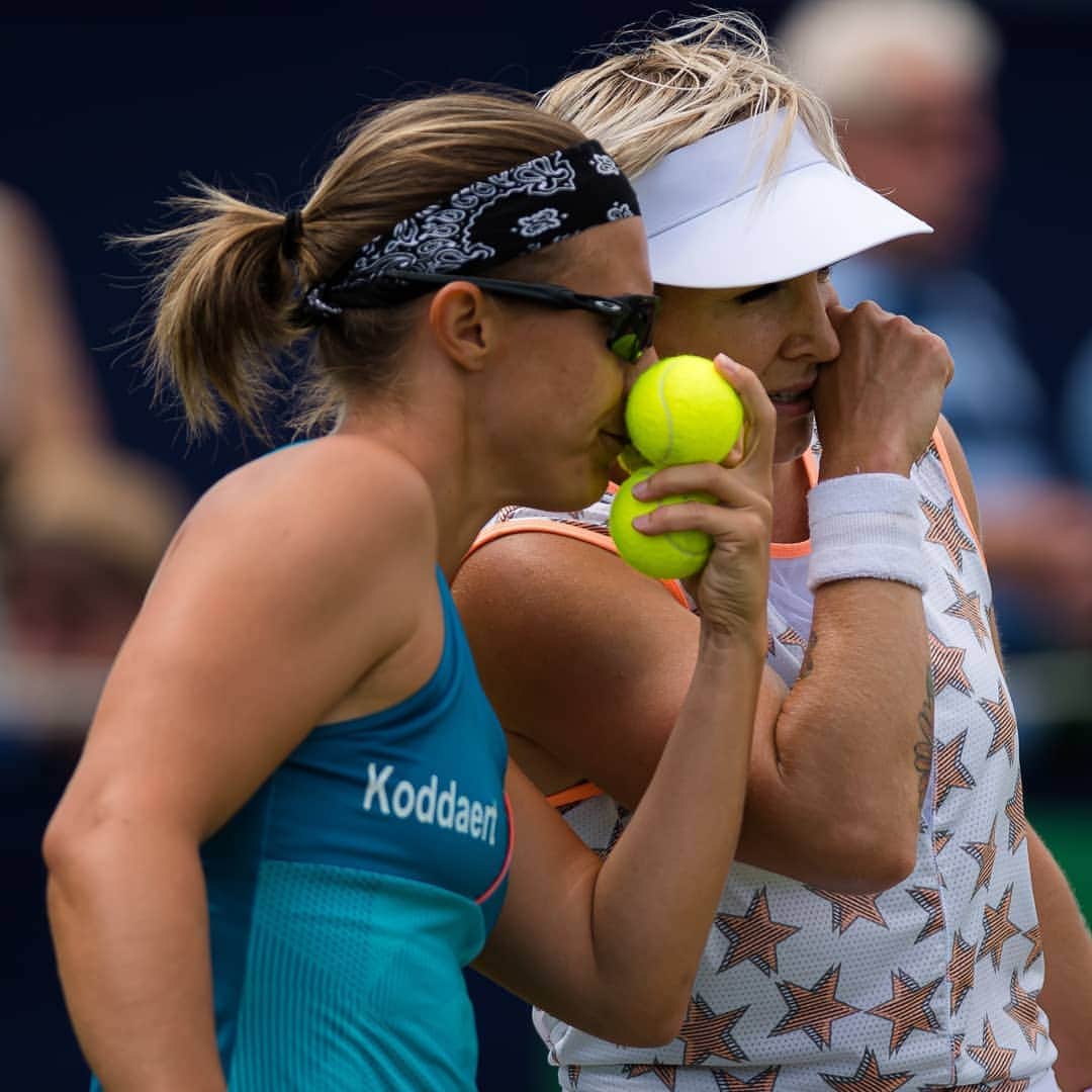 のインスタグラム：「Dubs fun part ✌ ft. The B 🐝 and flipper 🐬  Finals bound baby! 😝🤘 #finals #eastbourne #doubletrouble #🐝 #🐬 #koddaert #dakplaten #mizuno」