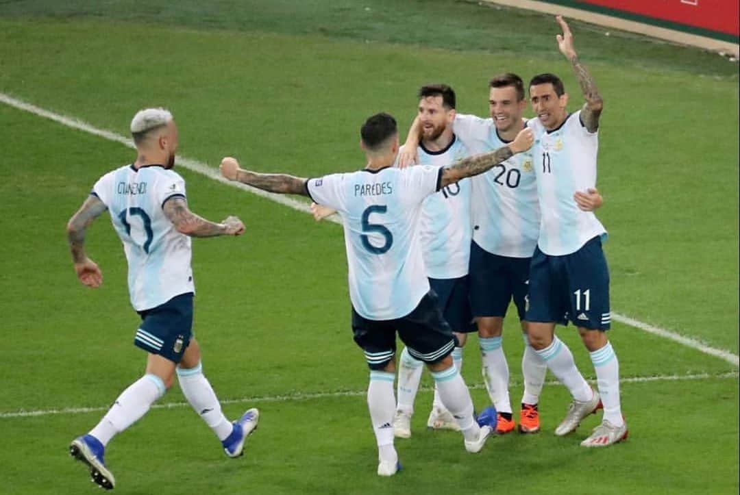 レアンドロ・ダニエル・パレデスのインスタグラム：「Vamossss 👏🏽💙🇦🇷⚽️」