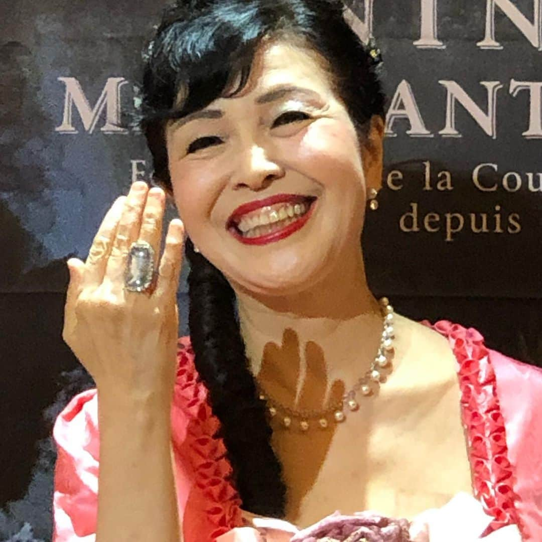 加藤美佐子さんのインスタグラム写真 - (加藤美佐子Instagram)「池田理代子先生🌹参加の！！ 『ベルばら舞踏会』へ♡  毎年5月にベルサイユ宮殿で仮装パーティーがあるのですが そちらに行く前に日本でベルばら舞踏会💓  理代子先生レジェンドに会えるのに 胸がドキドキ😆✨✨ 私は急遽レンタルで借りたドレスでしたが 自前のドレスの方やこの日の為に作った方など 皆様が素晴らしすぎて眩しい (そして私が想像以上にウィッグが似合わないと言う笑)  湯山玲子さんとのトークでは 素敵な恋愛のお話もしてくれたり  バロックダンスは生演奏で踊ったり 王宮のダンスパーティーを再現されてました💓  そしてこの日マリーアントワネット所有の指輪を初披露 大変貴重な為近くでは見れませんでしたが 先生の素晴らしい笑顔が見れて幸せです  本当に楽しい時間を過ごせました😊✨✨ ありがとうございました  #ベルばら舞踏会 #池田理代子 先生 #ベルサイユのばら #舞踏会 #バロックダンス #学士会館 #マリーアントワネット #party #tokyo」6月29日 7時39分 - misako.kato