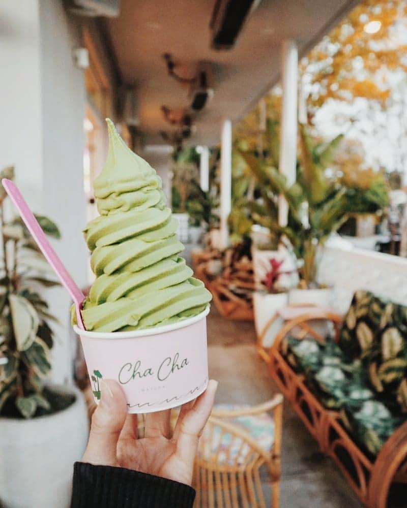 吉松育美さんのインスタグラム写真 - (吉松育美Instagram)「. #vegan cafe @chachamatcha . First time I had a vegan #icecream !!! 🍦🍦🍦😜 #yumyum . . 人生初の #ヴィーガン アイスクリーム! ヴィーガンってことは牛乳も入ってないんだよねー、、、 . ジェラートに近いアイスクリームでした✨🙆 #matchacha 店内も可愛い #カフェ 💓💓💓 . 閉店間際に行ったら残り物のお菓子やらヨーグルトやらただで配ってたよ～(笑) ラッキー✨ . . . #tagblender #hungry #instafood #instafood #yum #yummy #losangeles #delicious #eat #food #westhollywood #stuffed #hot#beautiful #cafe #matcha #love #sharefood #homemade #sweet #delicious #eating #foodpic #foodpics #amazing」6月29日 7時56分 - ikumiyoshimatsu