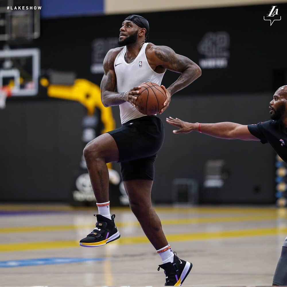 Los Angeles Lakersさんのインスタグラム写真 - (Los Angeles LakersInstagram)「Small council meeting 👑👑」6月29日 8時12分 - lakers