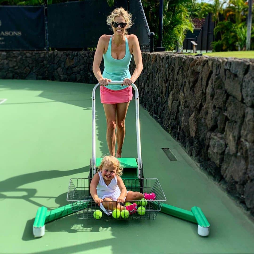 アンナ・ローソンのインスタグラム：「Mommy workout 😜🎾」