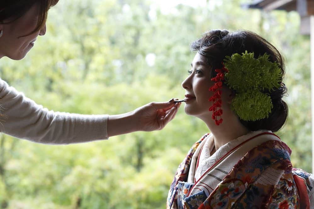 萬屋本店さんのインスタグラム写真 - (萬屋本店Instagram)「大輪の洋菊は、色味をおさえ、シンプルにまとめることでお着物の柄行に負けない存在感を演出します ヘアードとお着物のスタイリングに迷ったら @yorozuyawedding」6月29日 8時05分 - kamakura.yorozuya