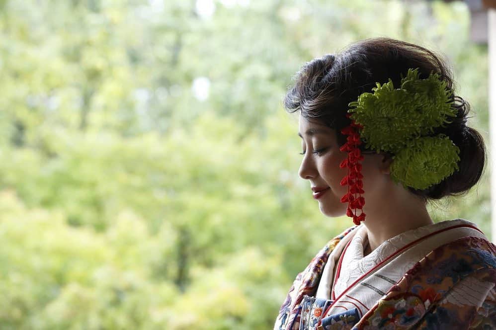 萬屋本店さんのインスタグラム写真 - (萬屋本店Instagram)「大輪の洋菊は、色味をおさえ、シンプルにまとめることでお着物の柄行に負けない存在感を演出します ヘアードとお着物のスタイリングに迷ったら @yorozuyawedding」6月29日 8時05分 - kamakura.yorozuya