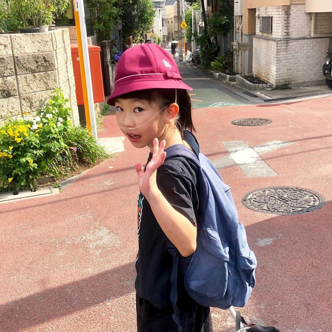yukiさんのインスタグラム写真 - (yukiInstagram)「#ひとりで登校 #強く逞しく生きるあなたを誇りに思う #milkaの学校生活 #見守る勇気  #milka おはようございます。  ひとりで登下校。 すっかり、しっかりとやれてます！ Good job かわいこ👍🏽👍🏽👍🏽」6月29日 8時08分 - milkayuki