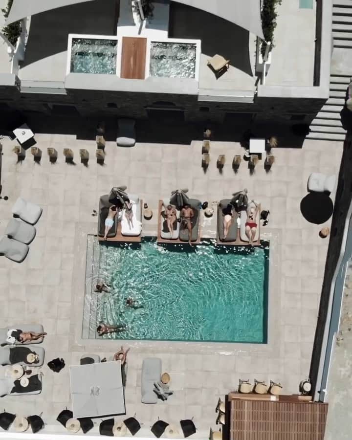 Manamiのインスタグラム：「🏊🏽‍♀️🏊🏼‍♀️💎 プールキラキラ〜✨✨✨ ㅤ 🏨 @apiromykonos 📹 @dji_japan @djiglobal #mavicair 🎧 Intro 🎼 Jef」