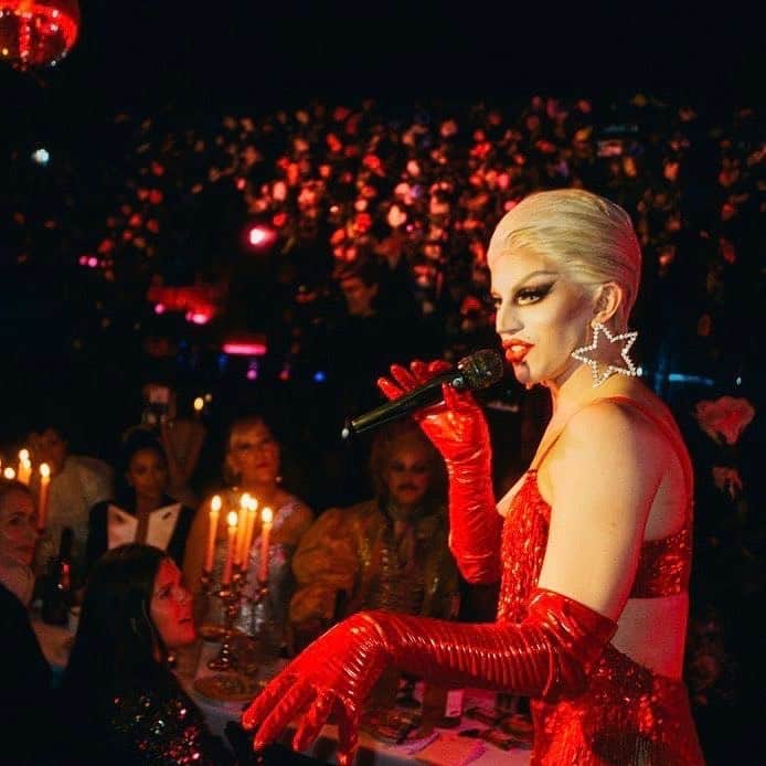Vogueさんのインスタグラム写真 - (VogueInstagram)「Tonight we honor #Stonewall50 and the special place Stonewall holds in our hearts and in #Pride history. #FBF to @AgeofAquaria’s camp-tastic performance at the iconic venue. Photographed by @mehdilacoste_」6月29日 8時09分 - voguemagazine